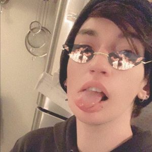 Meet your Posher, Ari